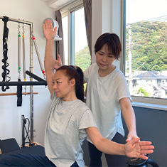 ピラティス指導を受けている女性の写真