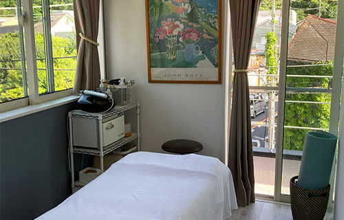 スタッフと会話する女性