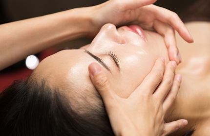 お顔のコリをほぐす整顔施術のイメージ