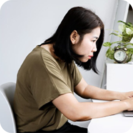 パソコンやスマホで猫背になっている女性