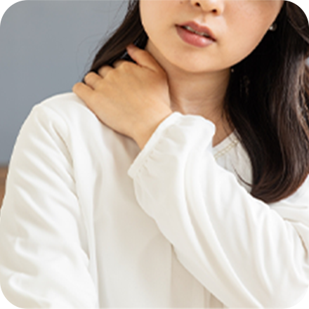 肩こり・腰痛がひどくて休みの日もぐったりの女性